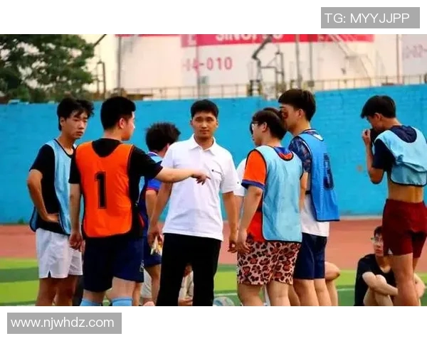 足球明星脱口秀：揭秘绿茵场背后的故事与趣闻，欢笑与感动齐飞扬